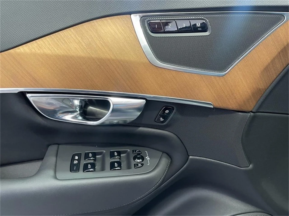 2025 Volvo XC90 2nd Gen - Image 24 of 31