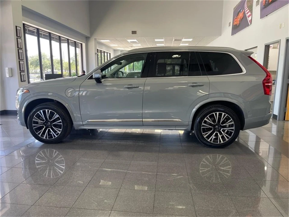 2025 Volvo XC90 2nd Gen - Image 2 of 31
