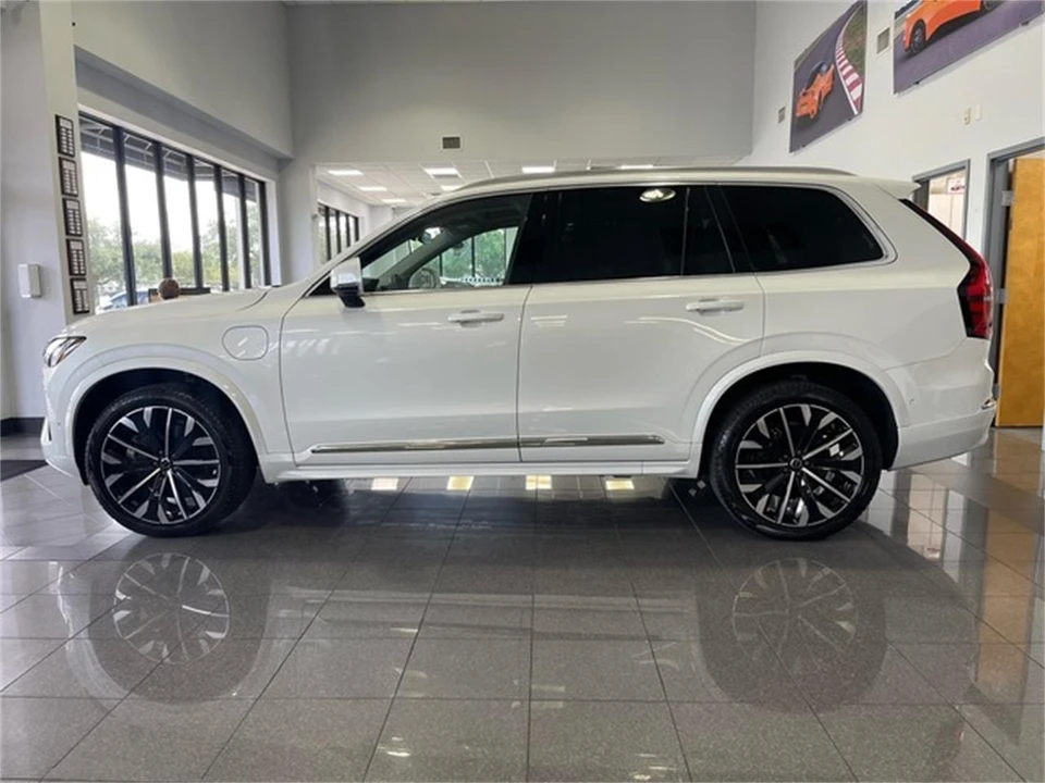2025 Volvo XC90 2nd Gen - Image 2 of 31