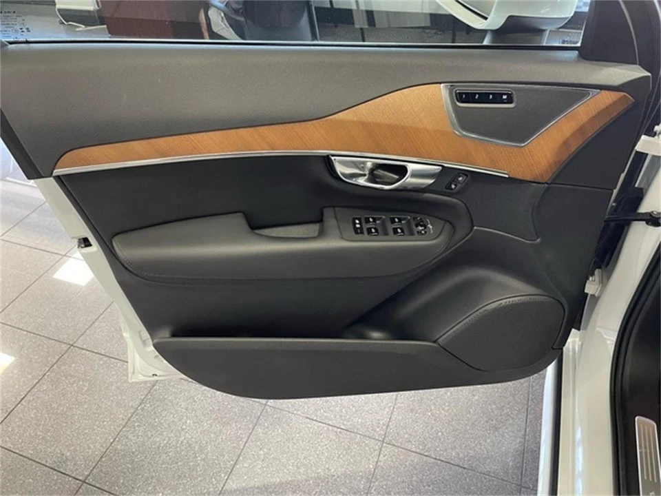 2025 Volvo XC90 2nd Gen - Image 23 of 31