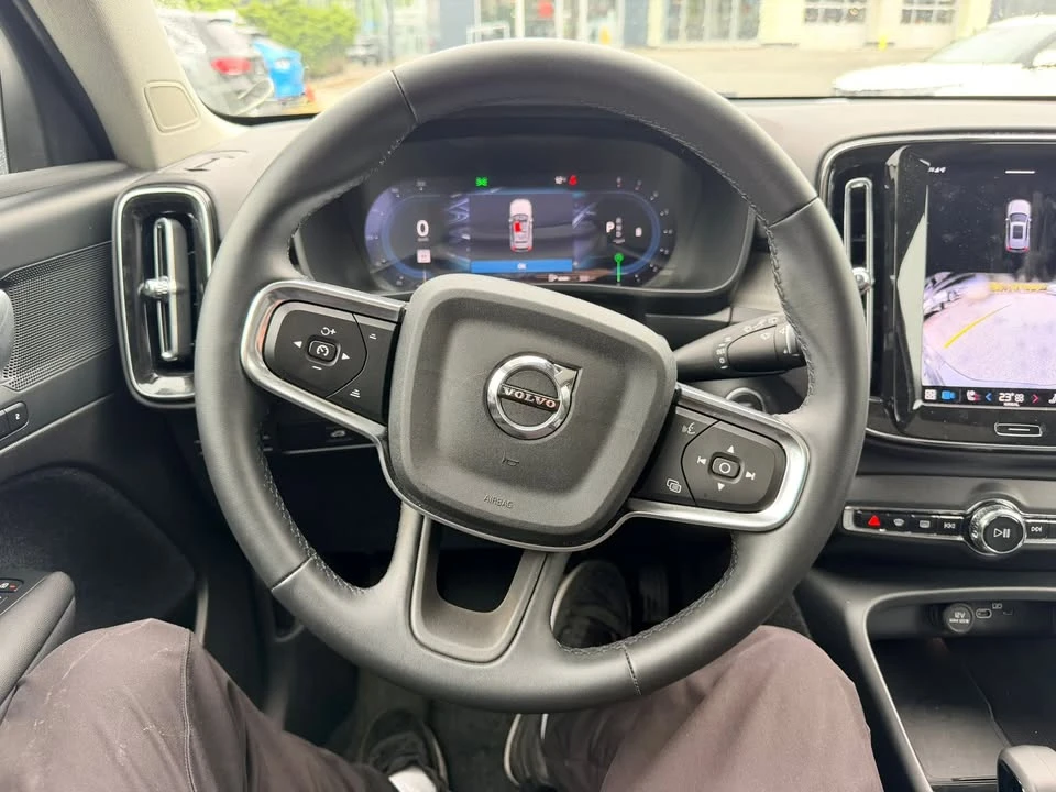 2025 Volvo XC40 - Image 10 of 15