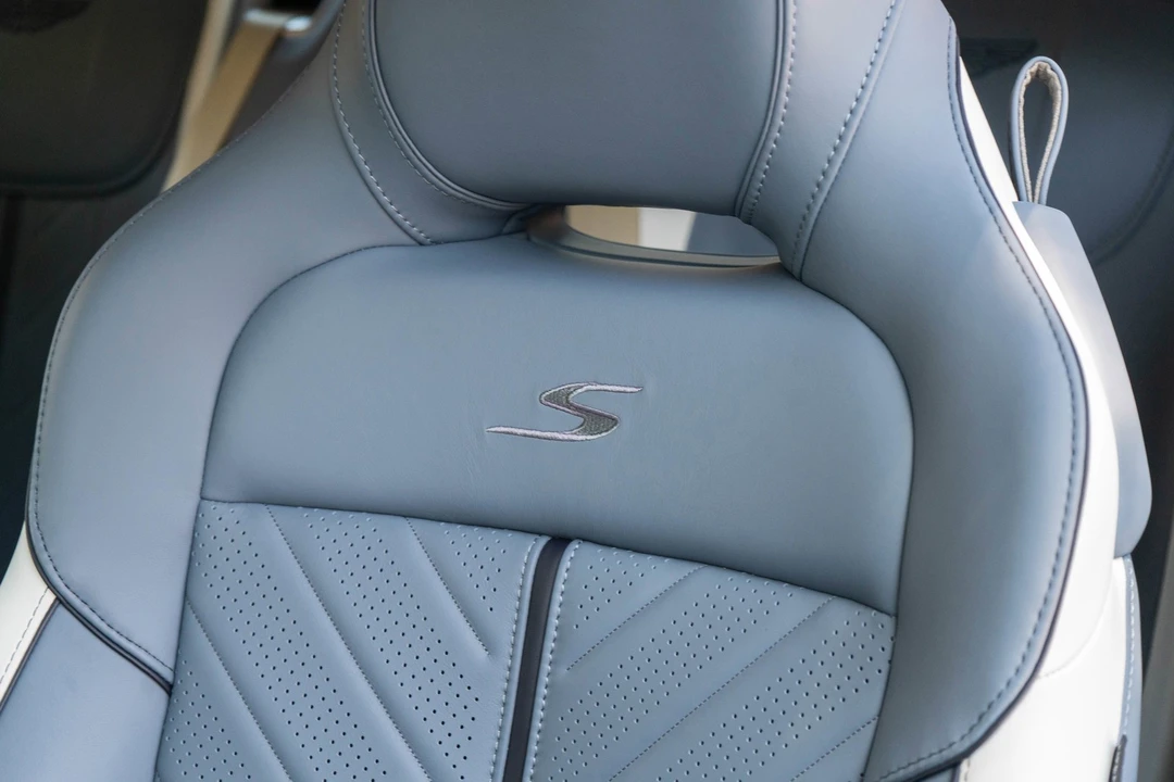 2026 Aston Martin DB12 - Image 18 of 31
