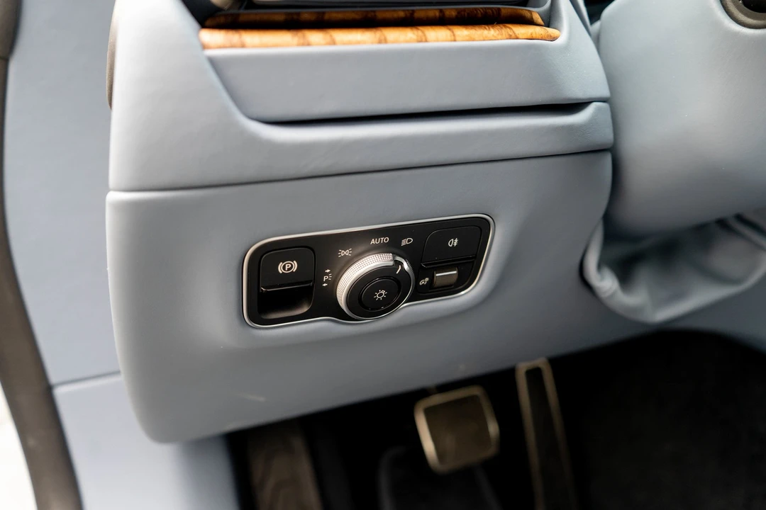 2026 Aston Martin DB12 - Image 19 of 31