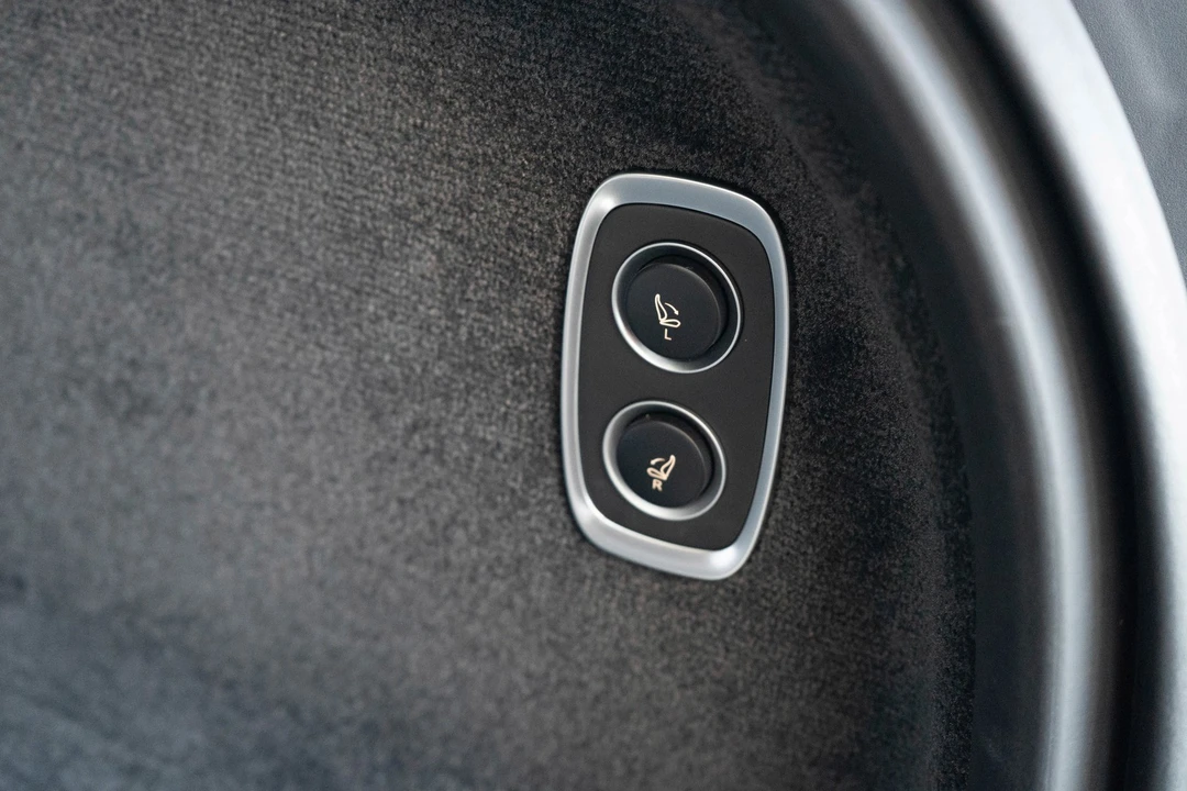 2026 Aston Martin - Image 27 of 31