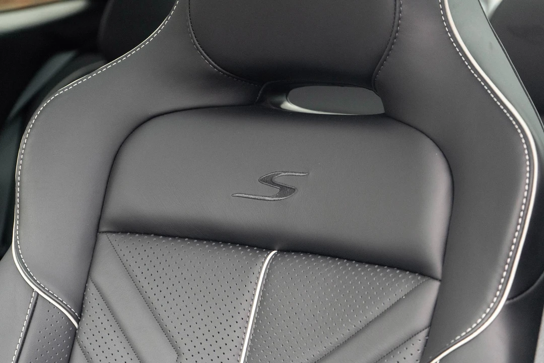 2026 Aston Martin DBX - Image 13 of 31