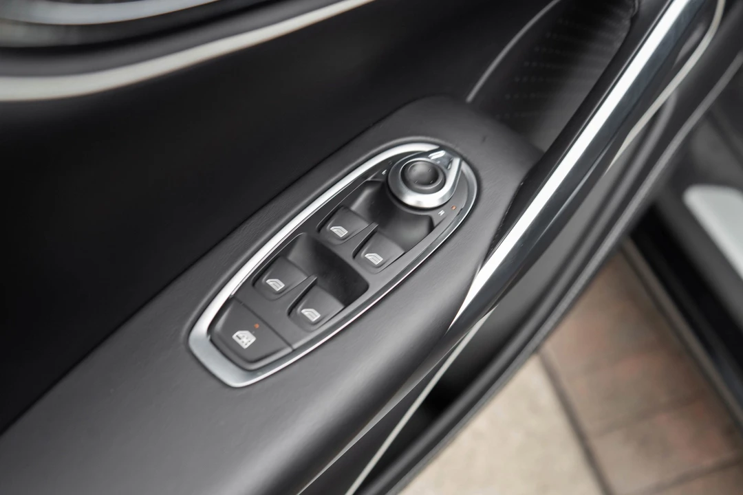 2026 Aston Martin DBX - Image 15 of 31