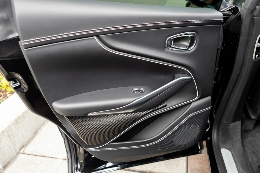 2026 Aston Martin DBX - Image 30 of 31
