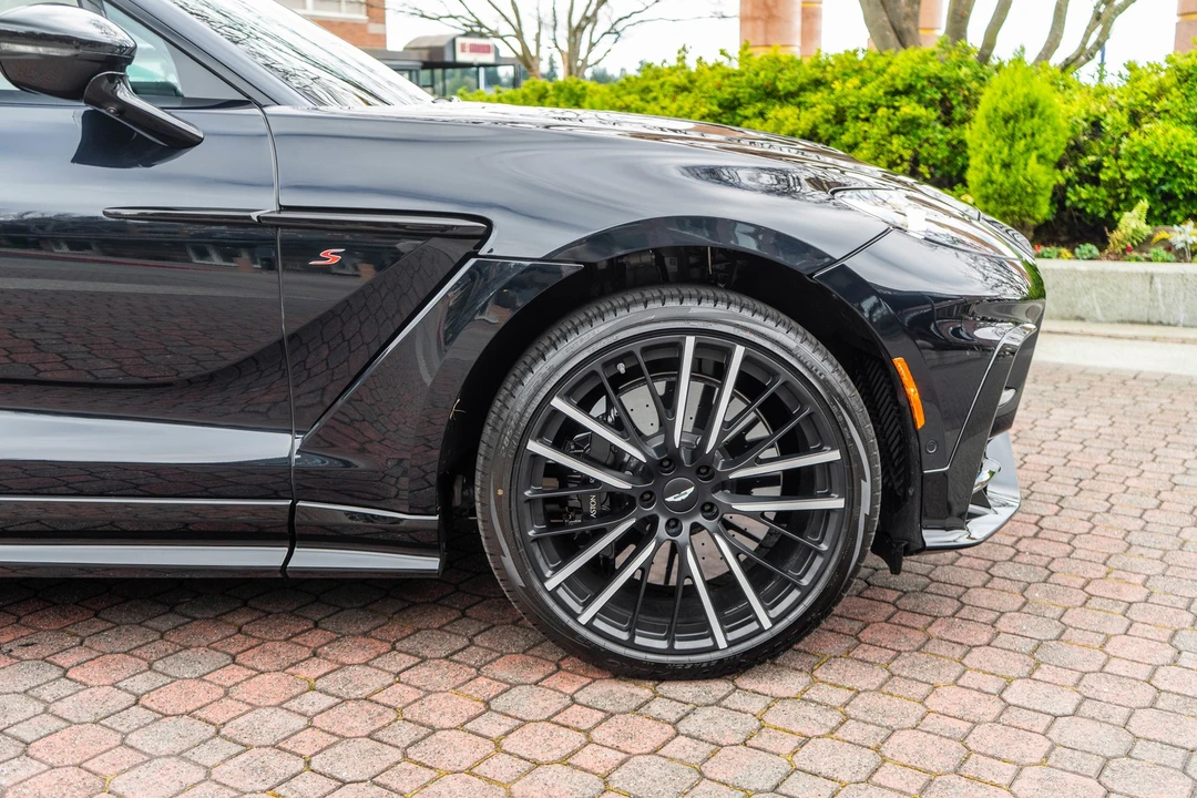 2026 Aston Martin DBX - Image 3 of 31