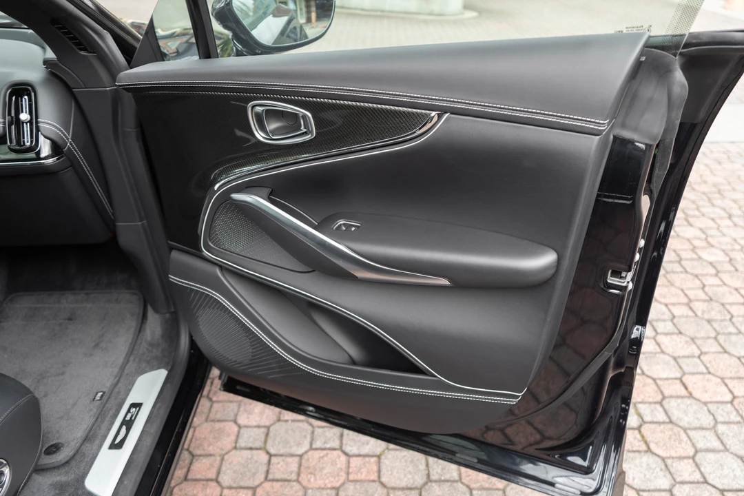 2026 Aston Martin DBX - Image 24 of 31