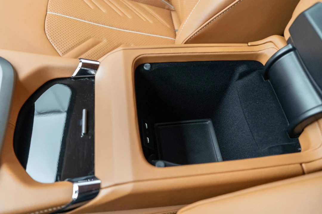 2026 Aston Martin - Image 30 of 31