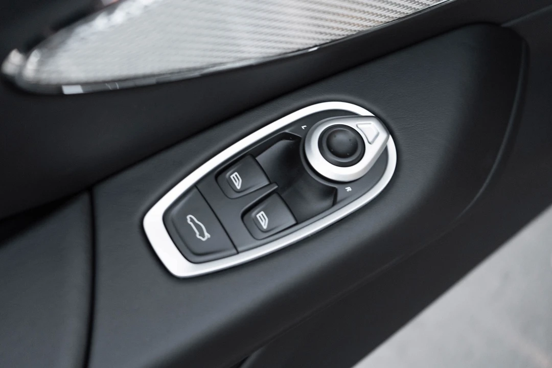 2026 Aston Martin V8 Vantage (2019+) - Image 14 of 21