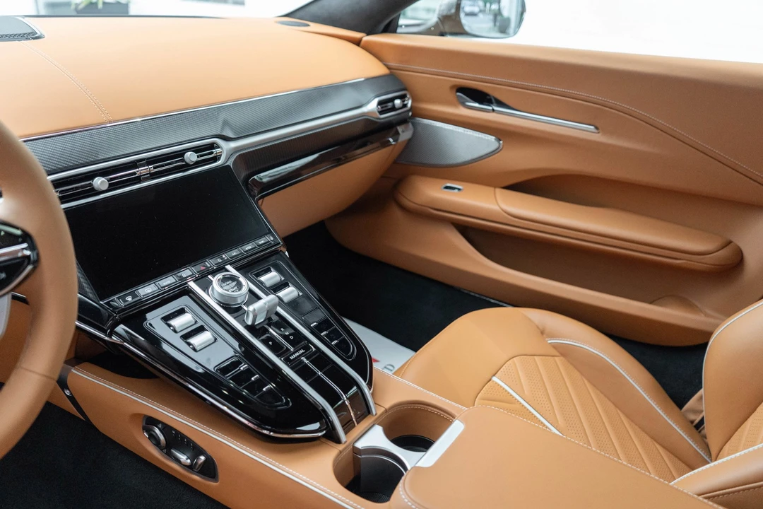 2026 Aston Martin V8 Vantage (2019+) - Image 8 of 21