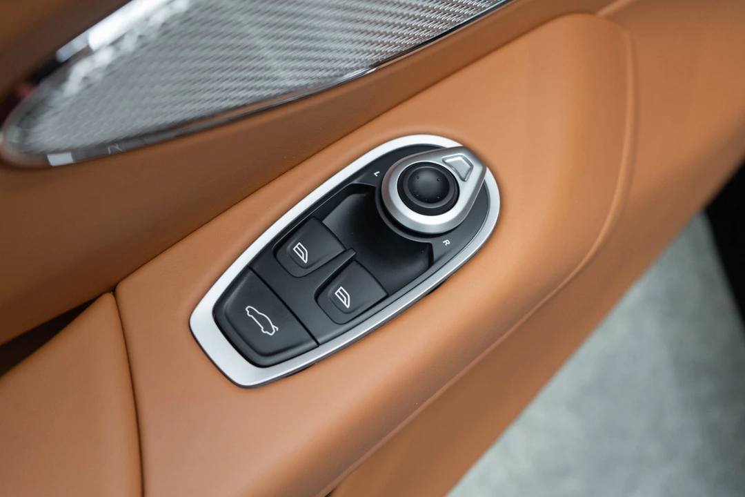 2026 Aston Martin V8 Vantage (2019+) - Image 15 of 21
