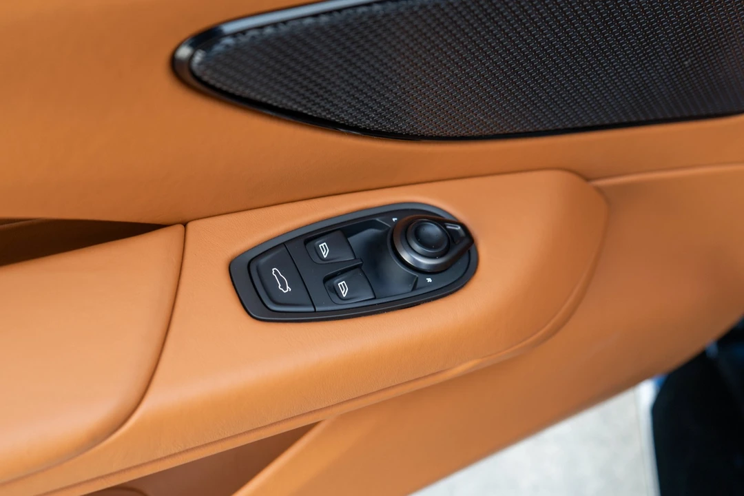 2026 Aston Martin V8 Vantage (2019+) - Image 12 of 31