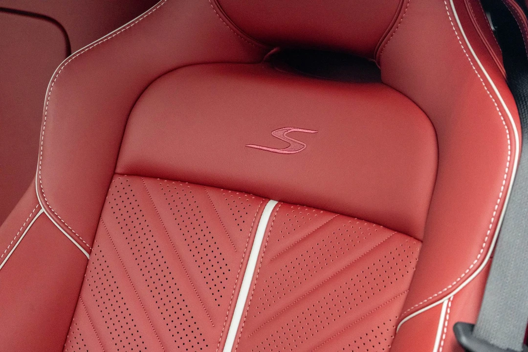 2026 Aston Martin Vantage - Image 17 of 31