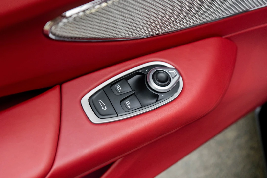 2026 Aston Martin Vantage - Image 14 of 31