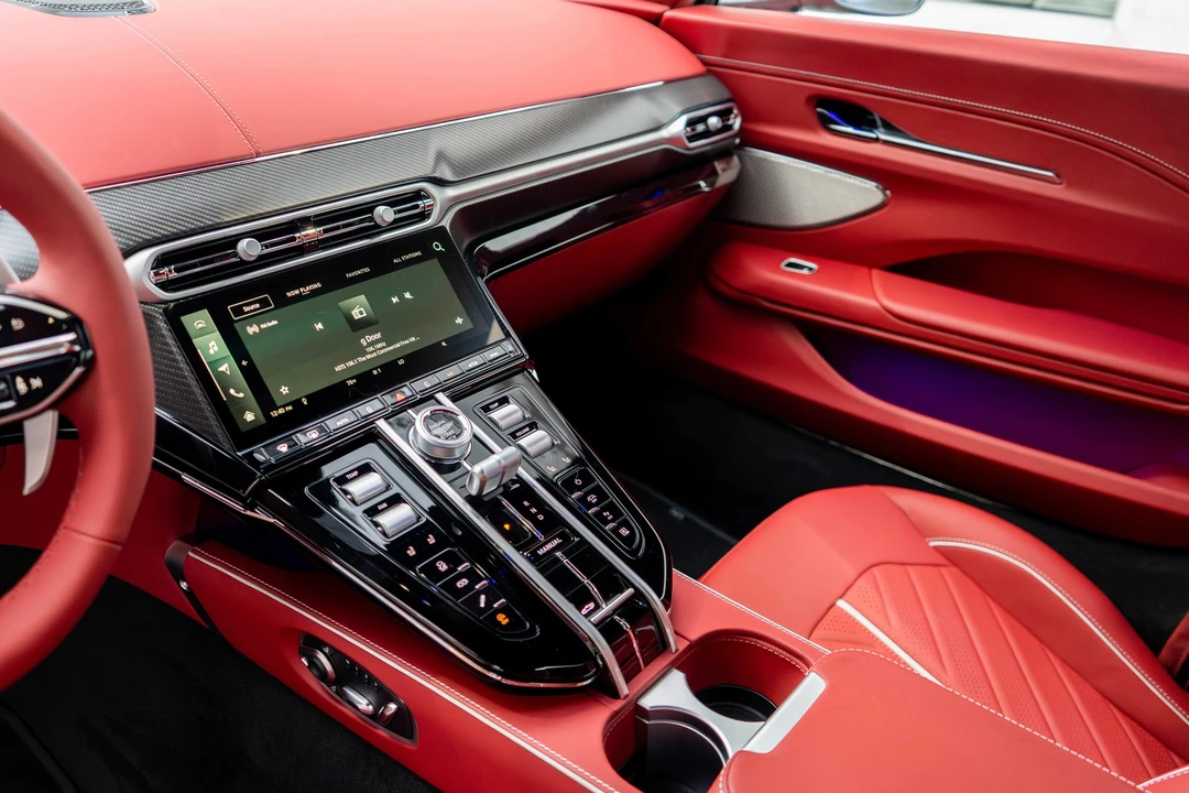 2026 Aston Martin Vantage - Image 8 of 31