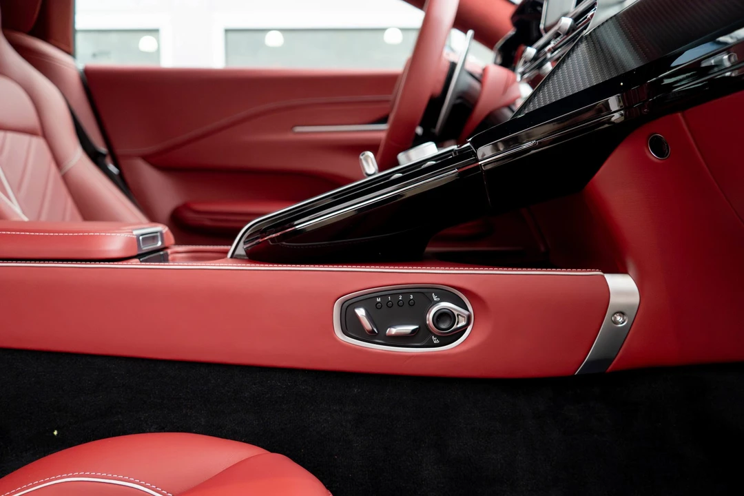 2026 Aston Martin Vantage - Image 29 of 31