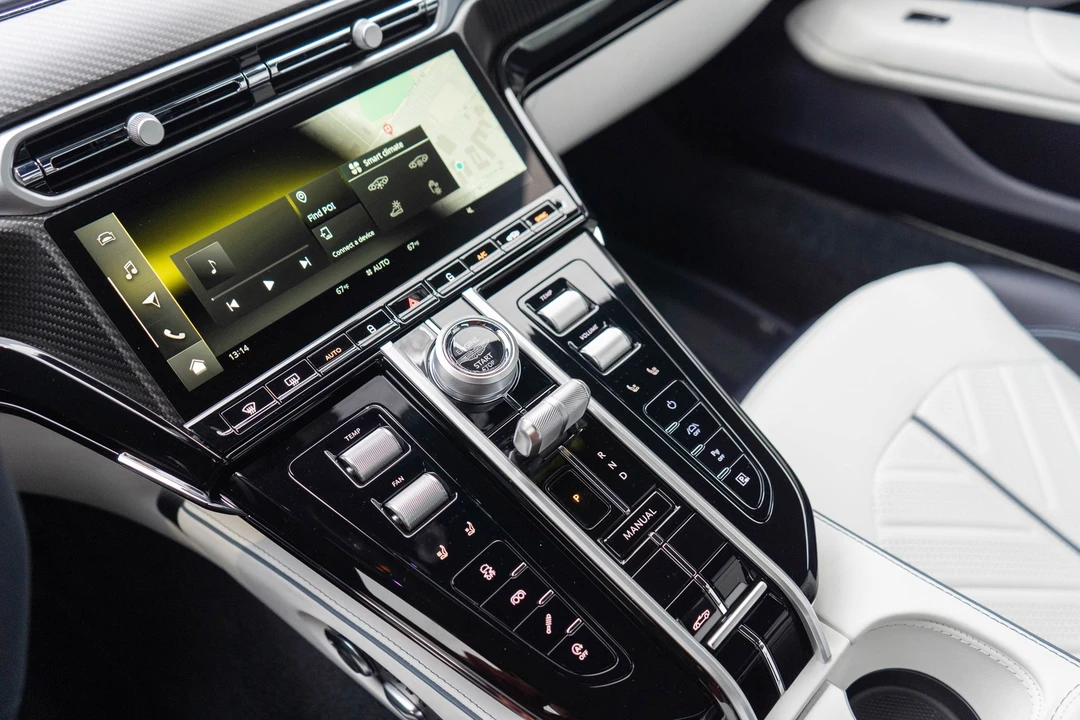 2026 Aston Martin V8 Vantage (2019+) - Image 19 of 21