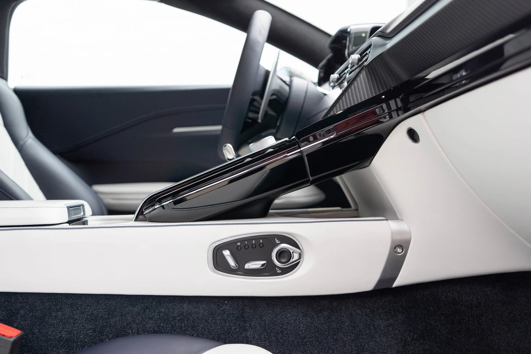 2026 Aston Martin V8 Vantage (2019+) - Image 30 of 31