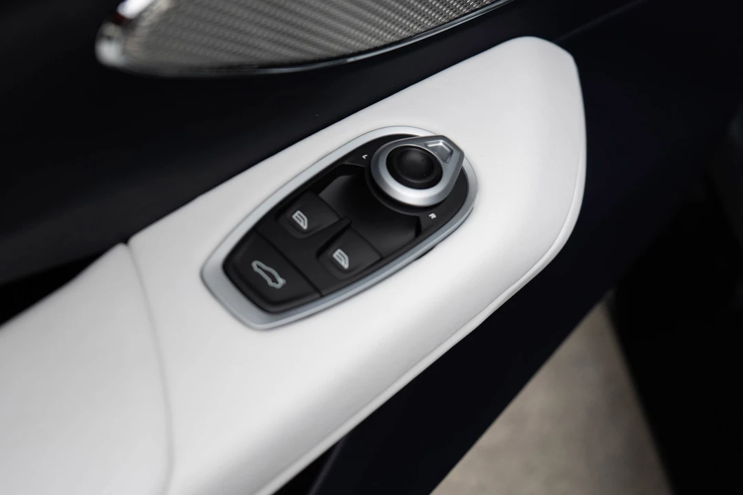 2026 Aston Martin V8 Vantage (2019+) - Image 15 of 21