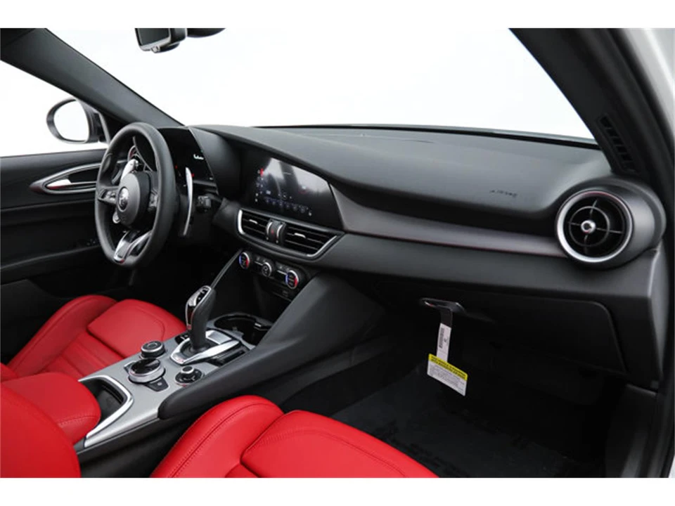 2026 Alfa Romeo Giulia - Image 11 of 23