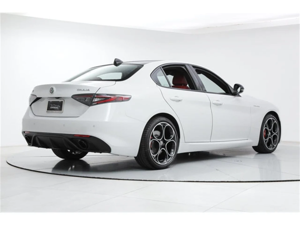 2026 Alfa Romeo Giulia - Image 5 of 23