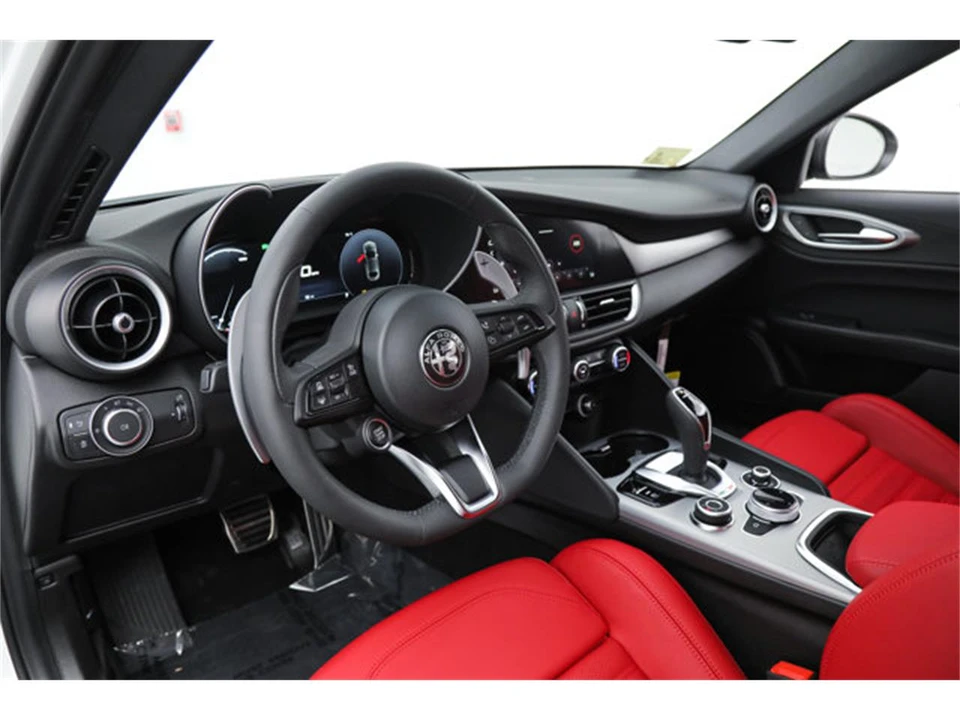 2026 Alfa Romeo Giulia - Image 16 of 23