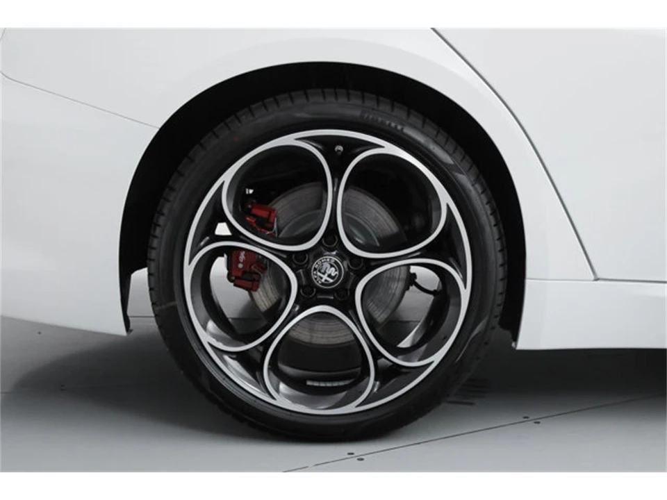 2026 Alfa Romeo Giulia - Image 22 of 23