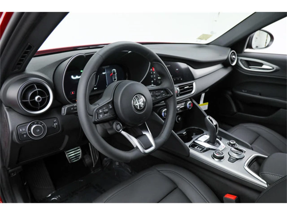 2026 Alfa Romeo Giulia - Image 17 of 22