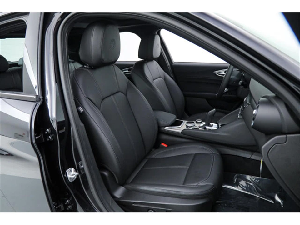 2026 Alfa Romeo Giulia - Image 13 of 23