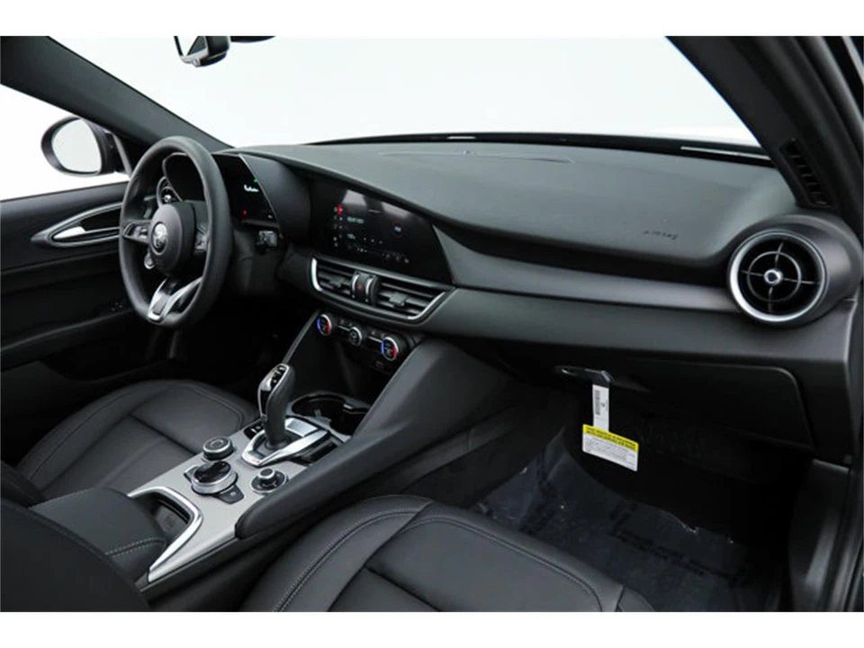 2026 Alfa Romeo Giulia - Image 12 of 23