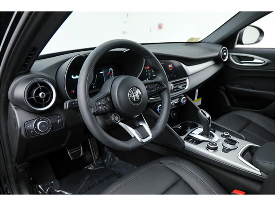 2026 Alfa Romeo Giulia - Image 17 of 23