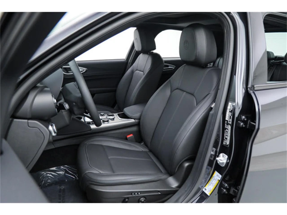 2026 Alfa Romeo Giulia - Image 18 of 23