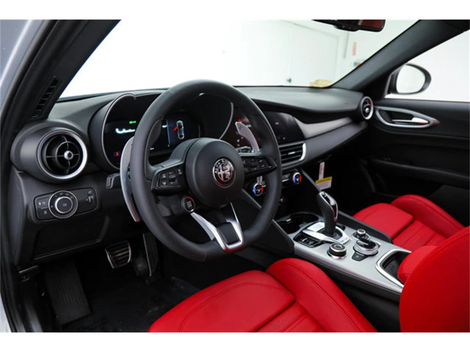 2026 Alfa Romeo Giulia - Image 15 of 21