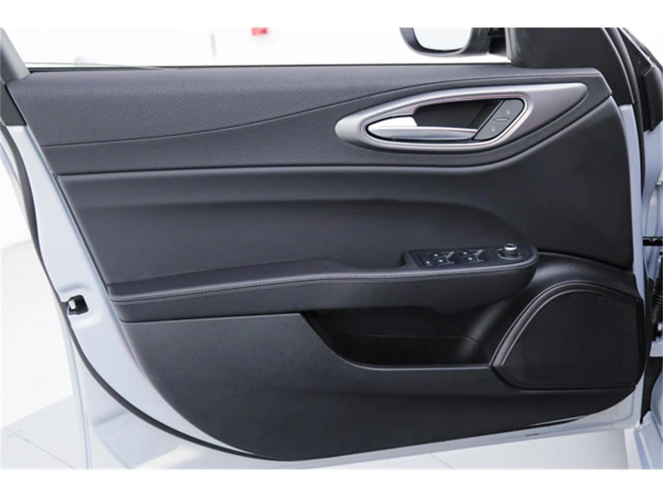 2026 Alfa Romeo Giulia - Image 14 of 21