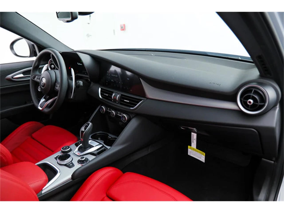 2026 Alfa Romeo Giulia - Image 10 of 21
