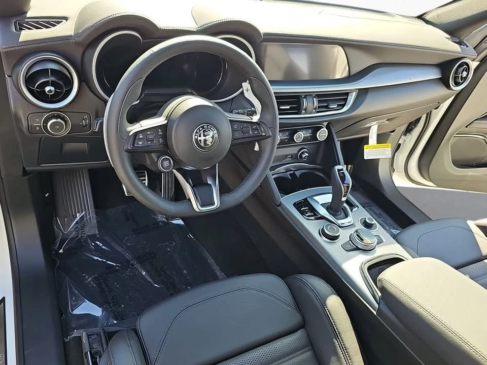 2026 Alfa Romeo Stelvio - Image 17 of 20