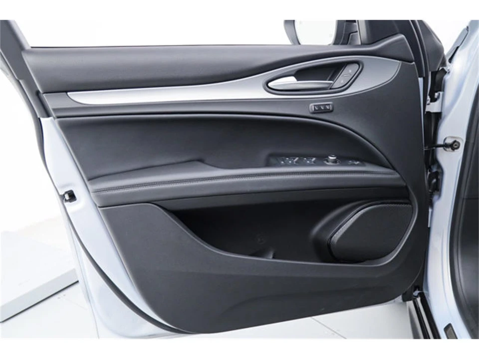 2026 Alfa Romeo Stelvio - Image 15 of 21