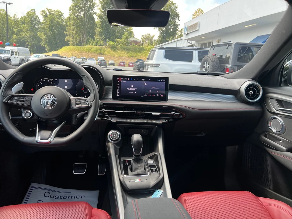 2026 Alfa Romeo Tonale - Image 14 of 31