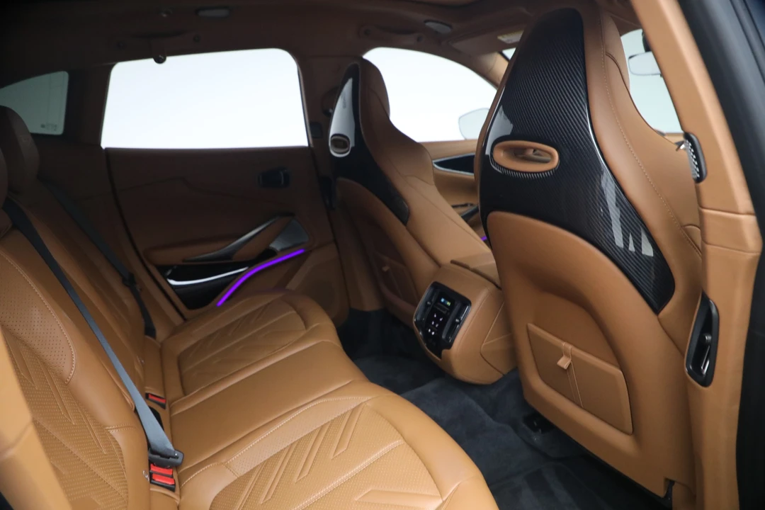 2026 Aston Martin DBX - Image 25 of 31