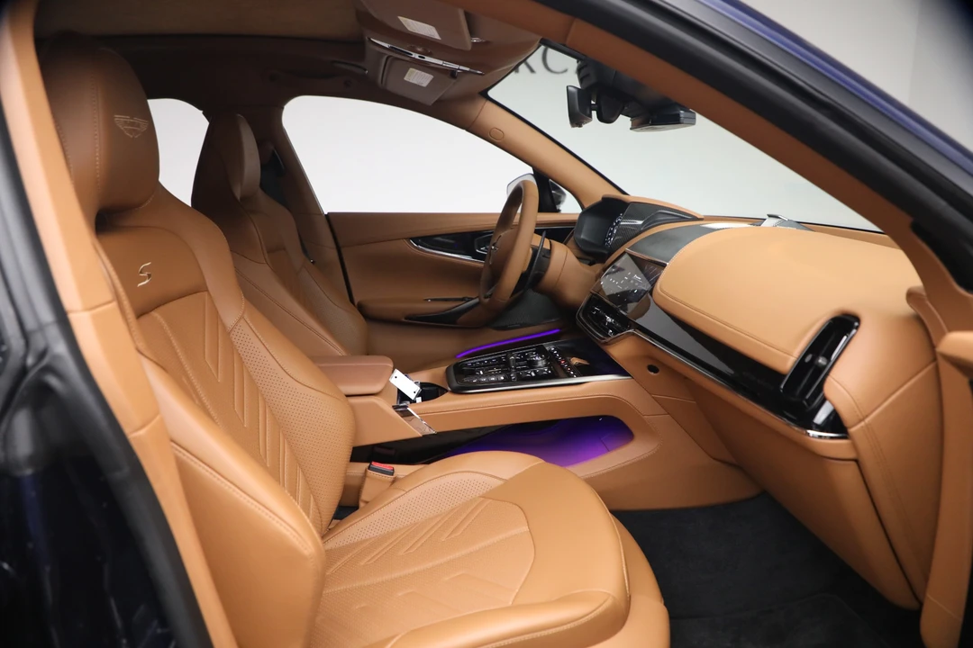 2026 Aston Martin DBX - Image 23 of 31