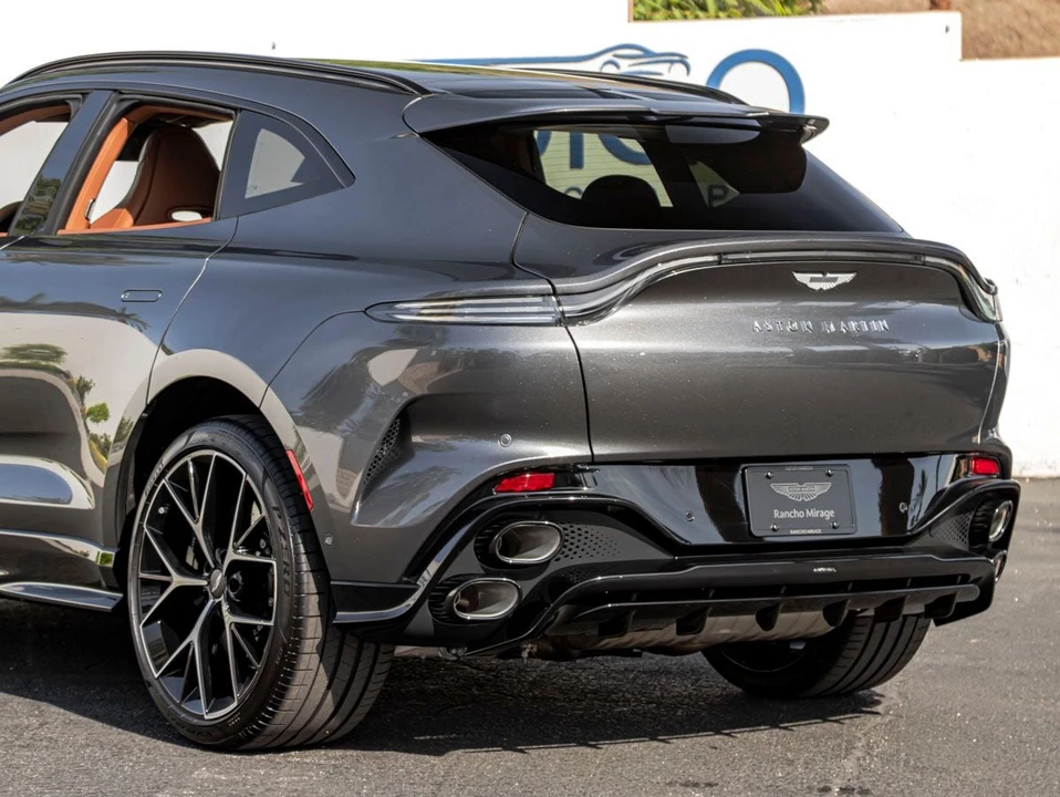 2026 Aston Martin DBX - Image 10 of 31