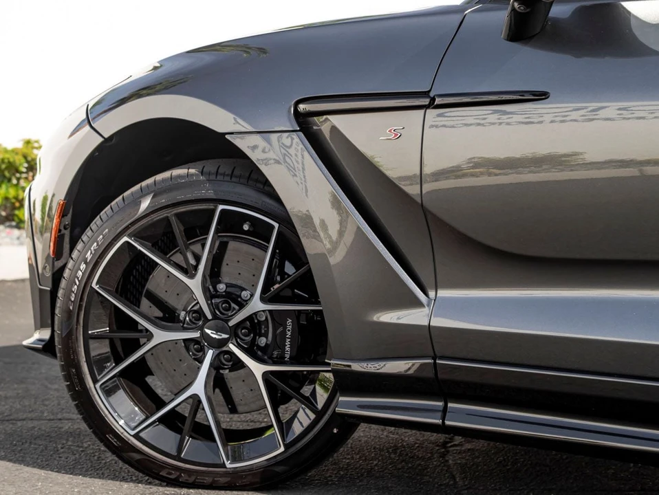 2026 Aston Martin DBX - Image 11 of 31