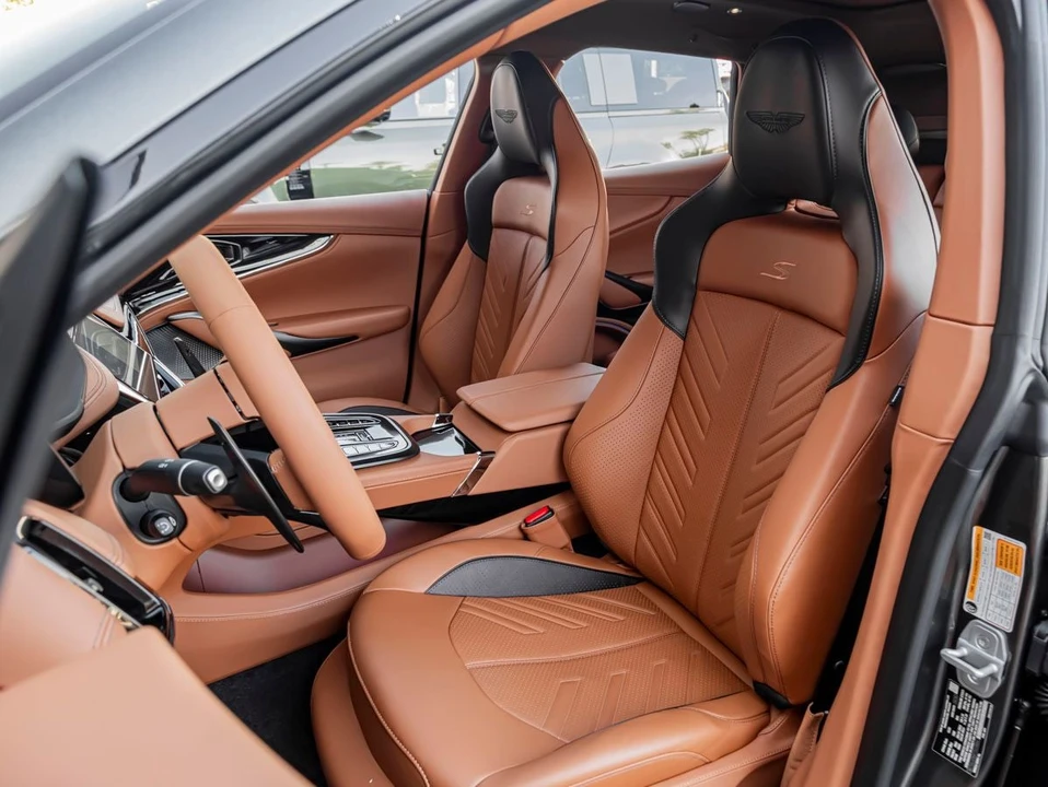 2026 Aston Martin DBX - Image 14 of 31