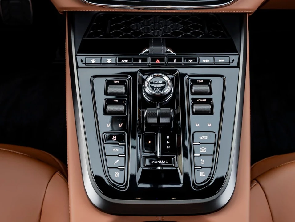 2026 Aston Martin DBX - Image 20 of 31