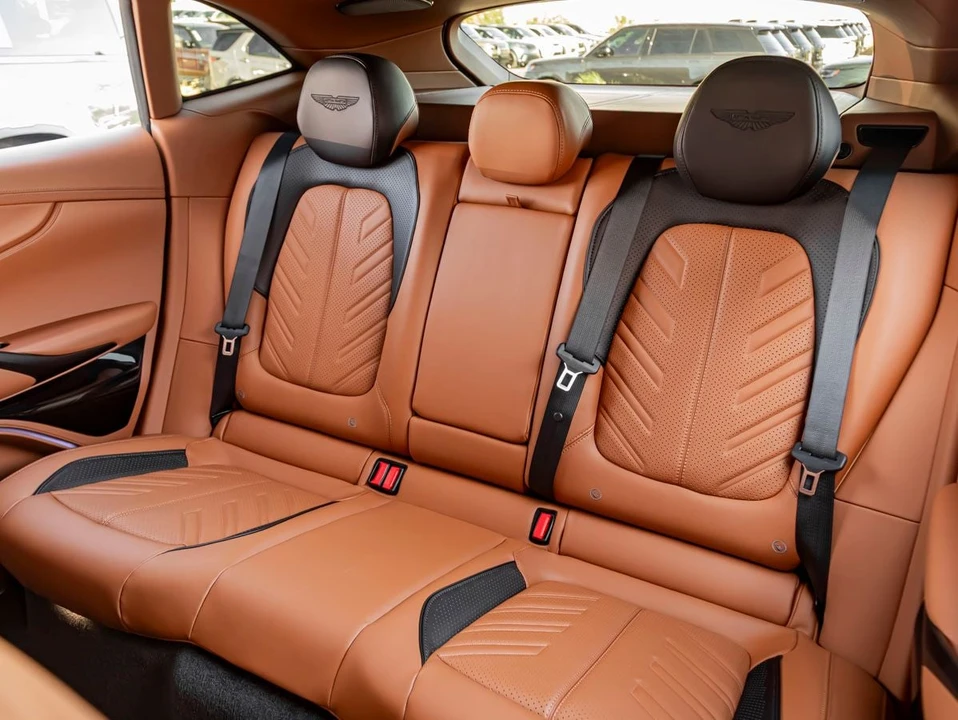 2026 Aston Martin DBX - Image 25 of 31
