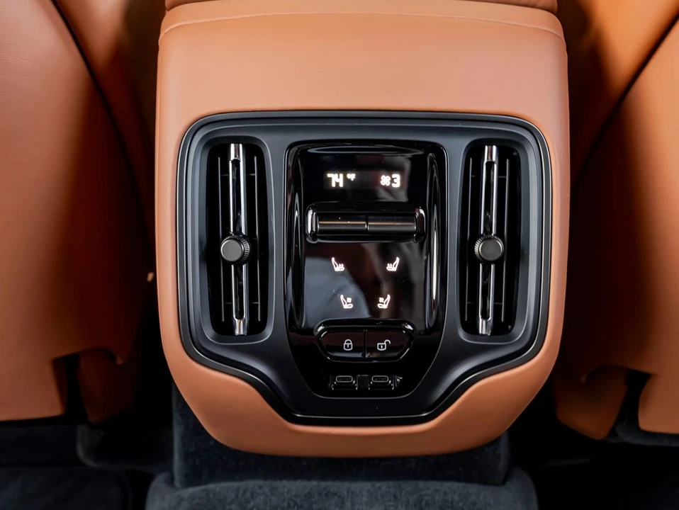 2026 Aston Martin DBX - Image 26 of 31