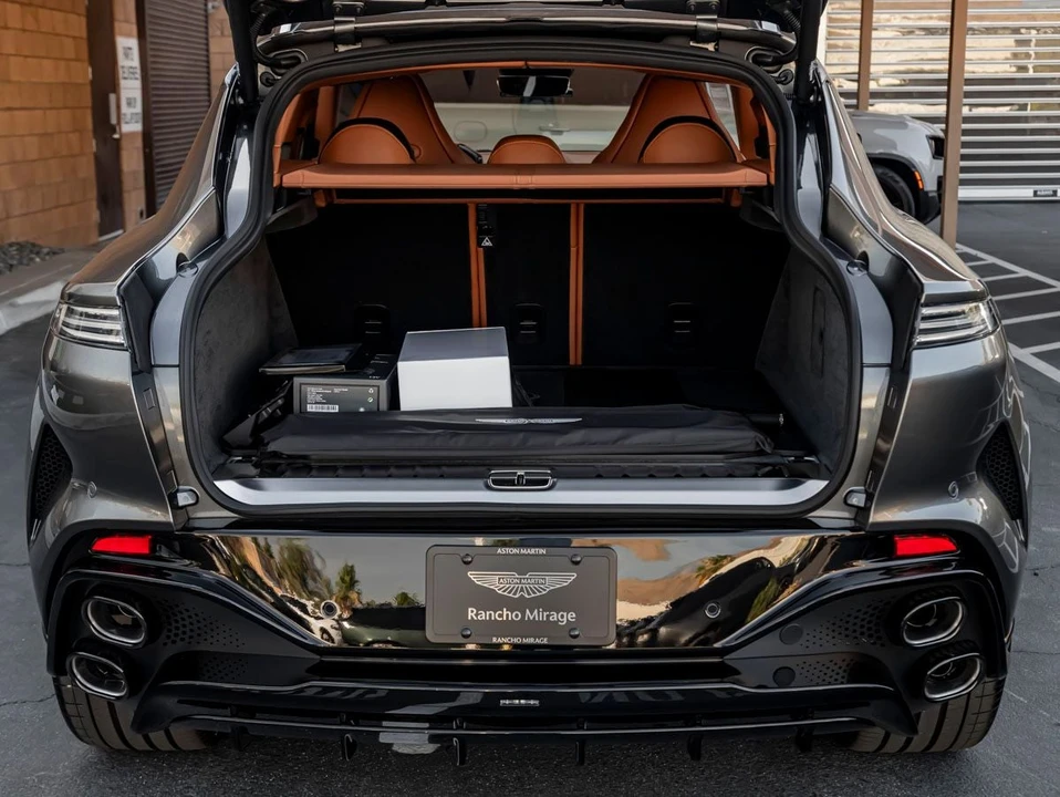 2026 Aston Martin DBX - Image 27 of 31