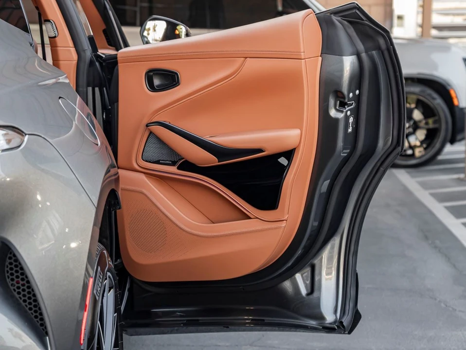 2026 Aston Martin DBX - Image 28 of 31